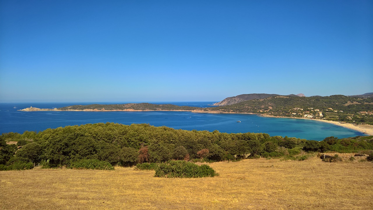 Un tour sur la baie de Rondinara pendant les vacances?