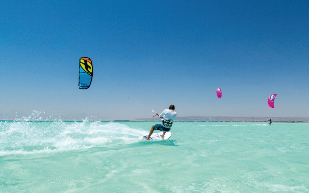 Comment profiter pleinement d’un stage de kitesurf dans des conditions idéales toute l’année
