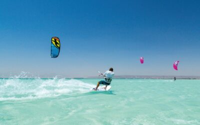 Comment profiter pleinement d’un stage de kitesurf dans des conditions idéales toute l’année